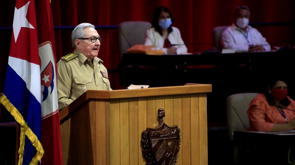 Konec éry. Castro odchází z čela komunistické strany, chce dát prostor mladším
